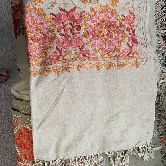 Indian clothing keep you warm during winter and you can wear  with a dress - Picture 5 of 7